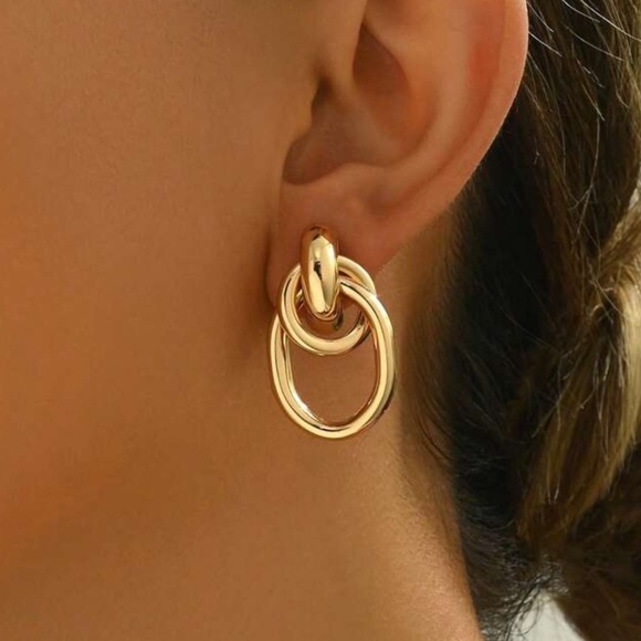 Elegant Gold Hoop Earrings – Everyday Luxury - Picture 2 of 5